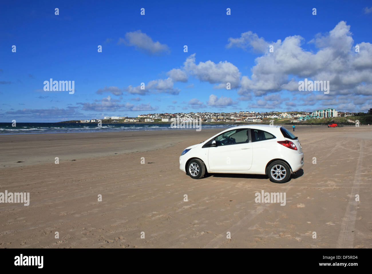 Di piccole dimensioni e di colore bianco auto parcheggiate su Portstewart Strand, County Londonderry, Irlanda del Nord, Regno Unito. Foto Stock