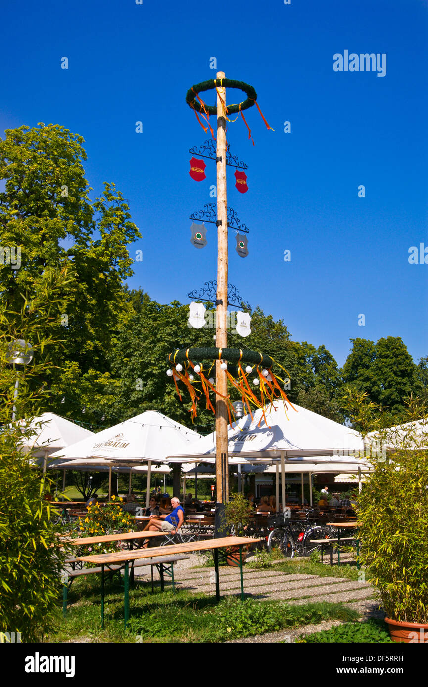 Zunftbaum, guild pole che mostra la gilda segni di corporazioni commerciali in il beergarten, Stoccarda, Baden-Wuerttemberg, Germania Foto Stock