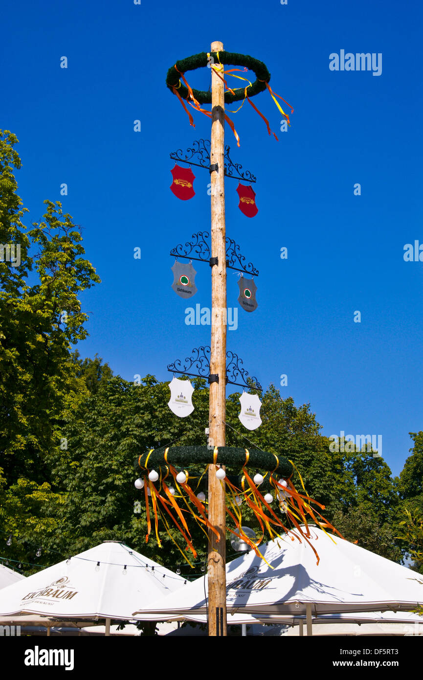 Zunftbaum, guild pole che mostra la gilda segni di corporazioni commerciali in il beergarten, Stoccarda, Baden-Wuerttemberg, Germania Foto Stock
