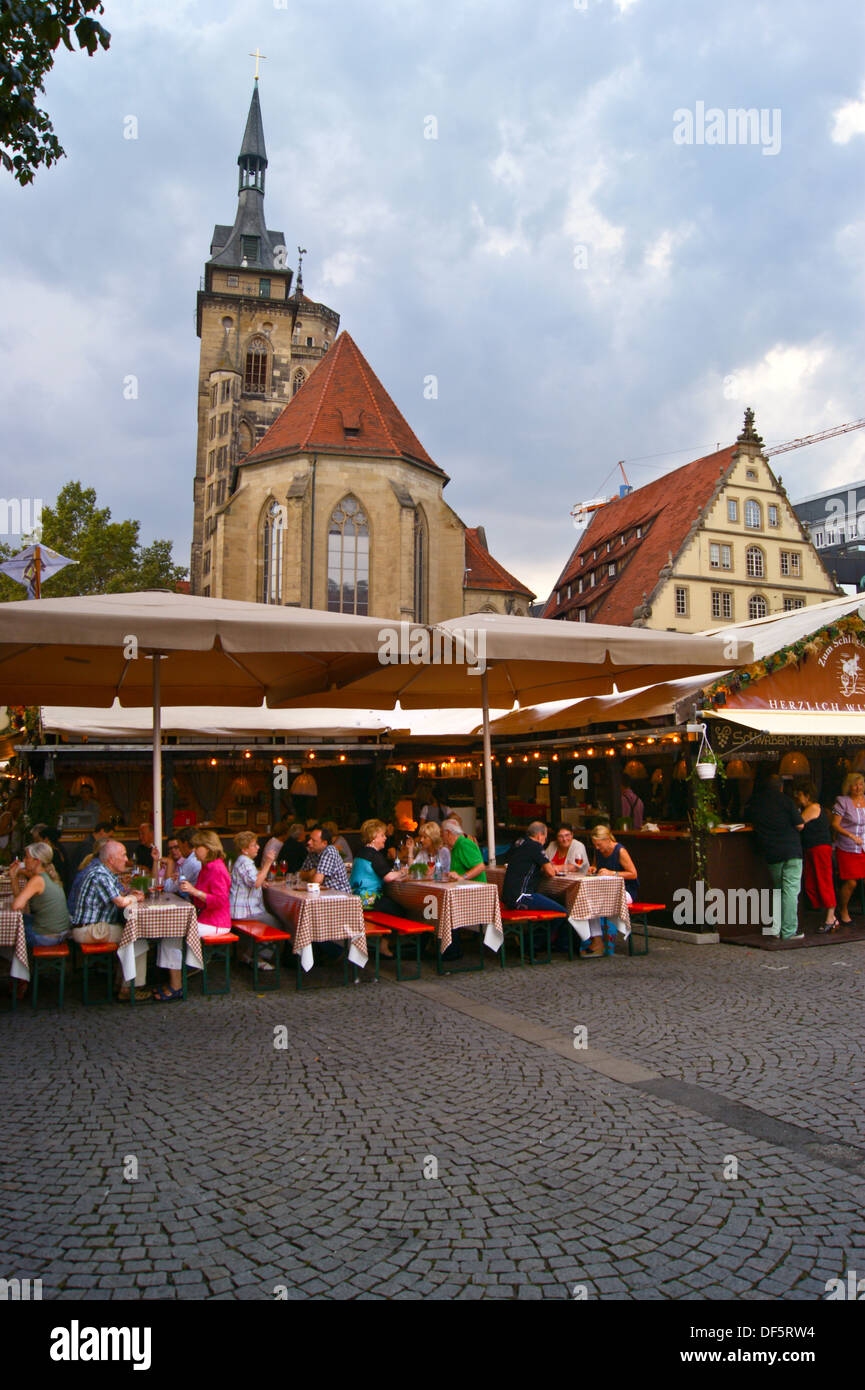 Tavoli da Pranzo in corrispondenza dei viticoltori si spegne in Kirchplatz, Stuttgarter Weindorf, fiera del vino, Stoccarda, Baden-Wuerttemberg, Germania Foto Stock