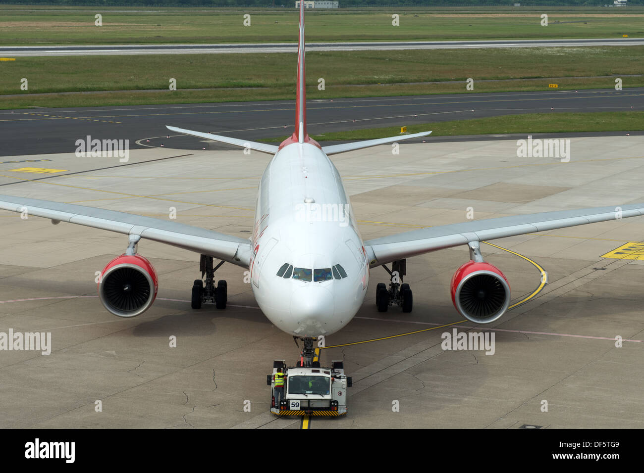 Air Berlin Airbus 320 aereo commerciale, l'aeroporto internazionale di Düsseldorf, Germania. Foto Stock
