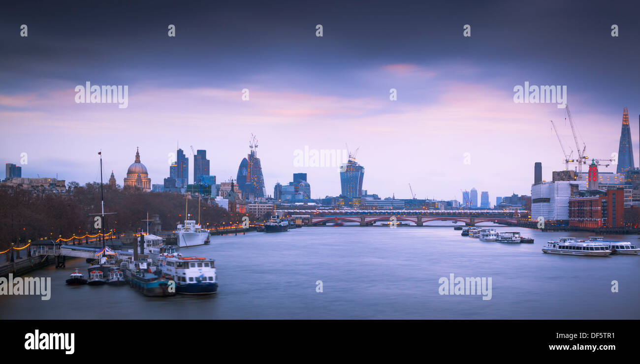 La città di Londra skyline visto oltre il Fiume Tamigi Londra Inghilterra Foto Stock