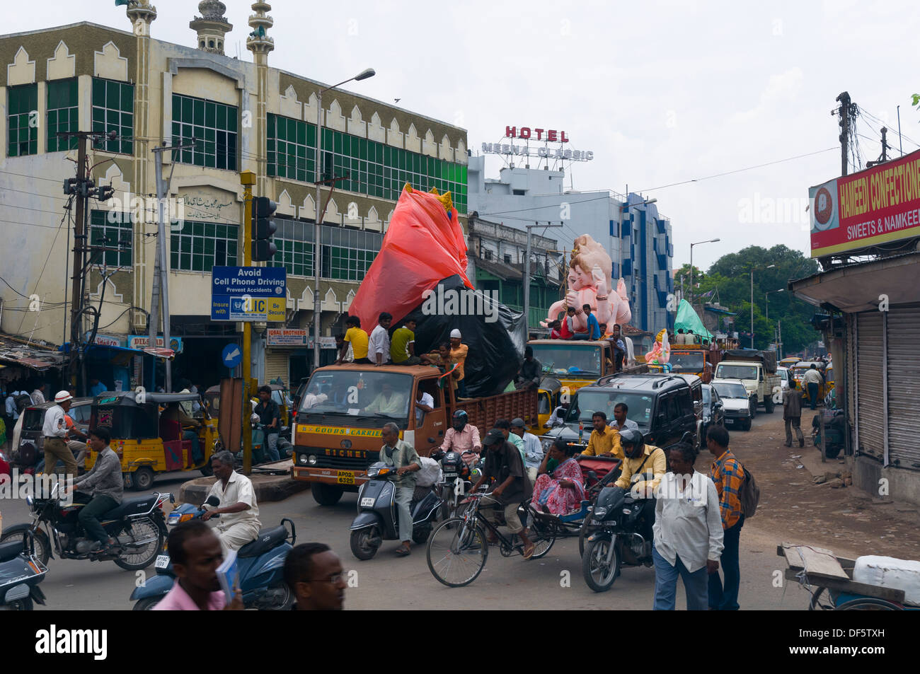 Ganesh idoli di essere trasportati ad una temporanea santuari dove saranno adornati con fiori e visualizzati per Ganesh Chaturthi. Foto Stock