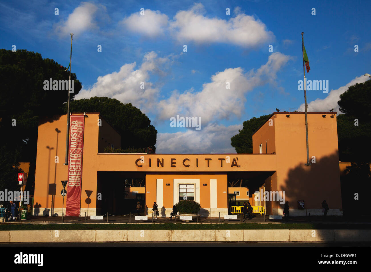 Il famoso cancelli di ingresso a Cinecitta film studios di Roma, Italia Foto Stock
