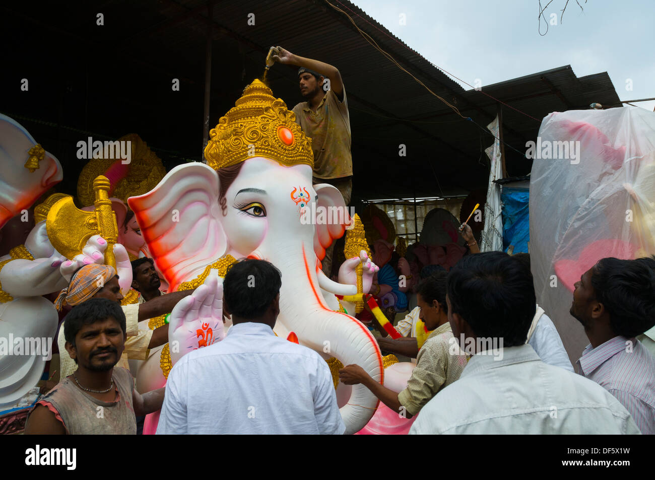 Puja essendo eseguita su Ganesh idoli prima di essere portato a luogo di culto alla vigilia di Ganesh Chaturti festival in Hyderabad, Foto Stock