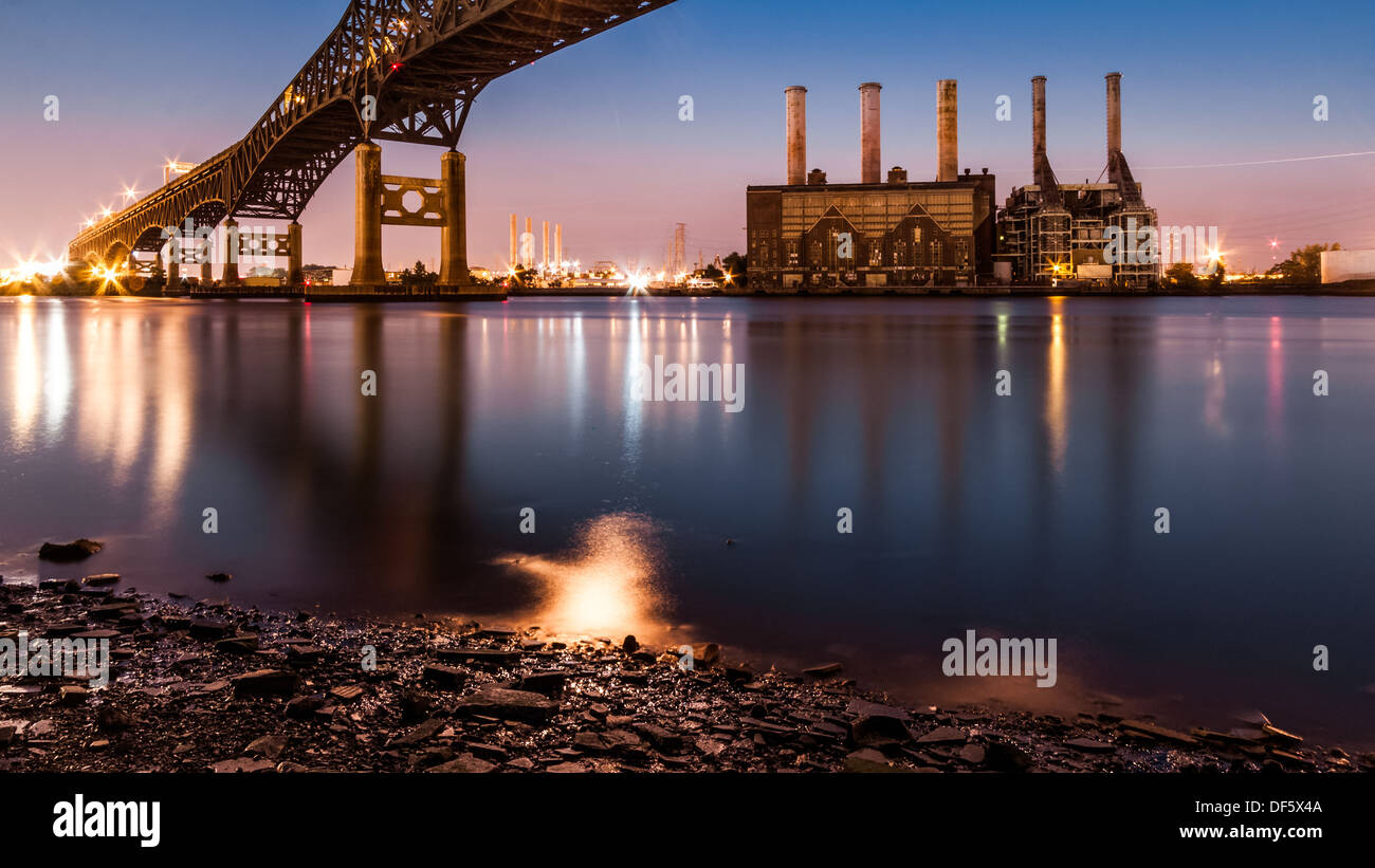 Città di Jersey, New Jersey - 28 giugno: Kearny Power Station e Pulasky Skyway al tramonto su Giugno 28, 2012 in Jersey City, NJ. Foto Stock