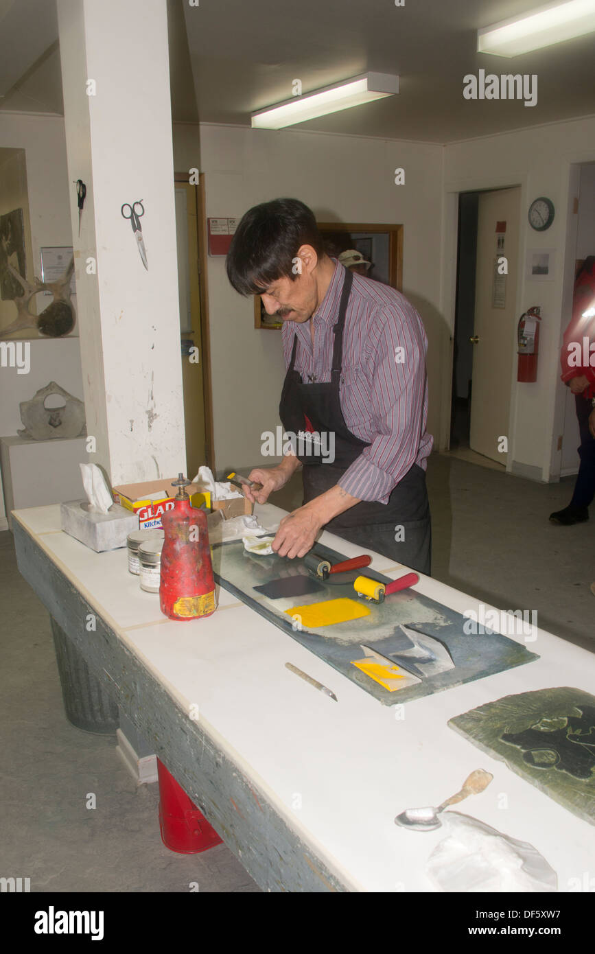 Canada, Nunavut, Regione Qikiqtaaluk, Cape Dorset. Arti Kinngait print shop, pietra tagliata campione di stampa. Foto Stock