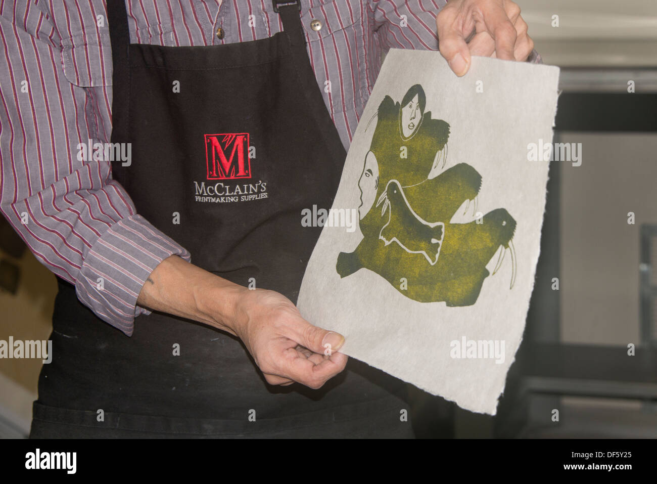 Canada, Nunavut, Regione Qikiqtaaluk, Cape Dorset. Arti Kinngait print shop, pietra tagliata campione di stampa. Foto Stock