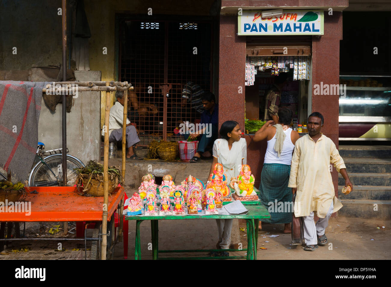 Ganesh idoli sul display per la vendita in occasione di Ganesh Chaturthi. Il compleanno del Signore Ganesha. Foto Stock