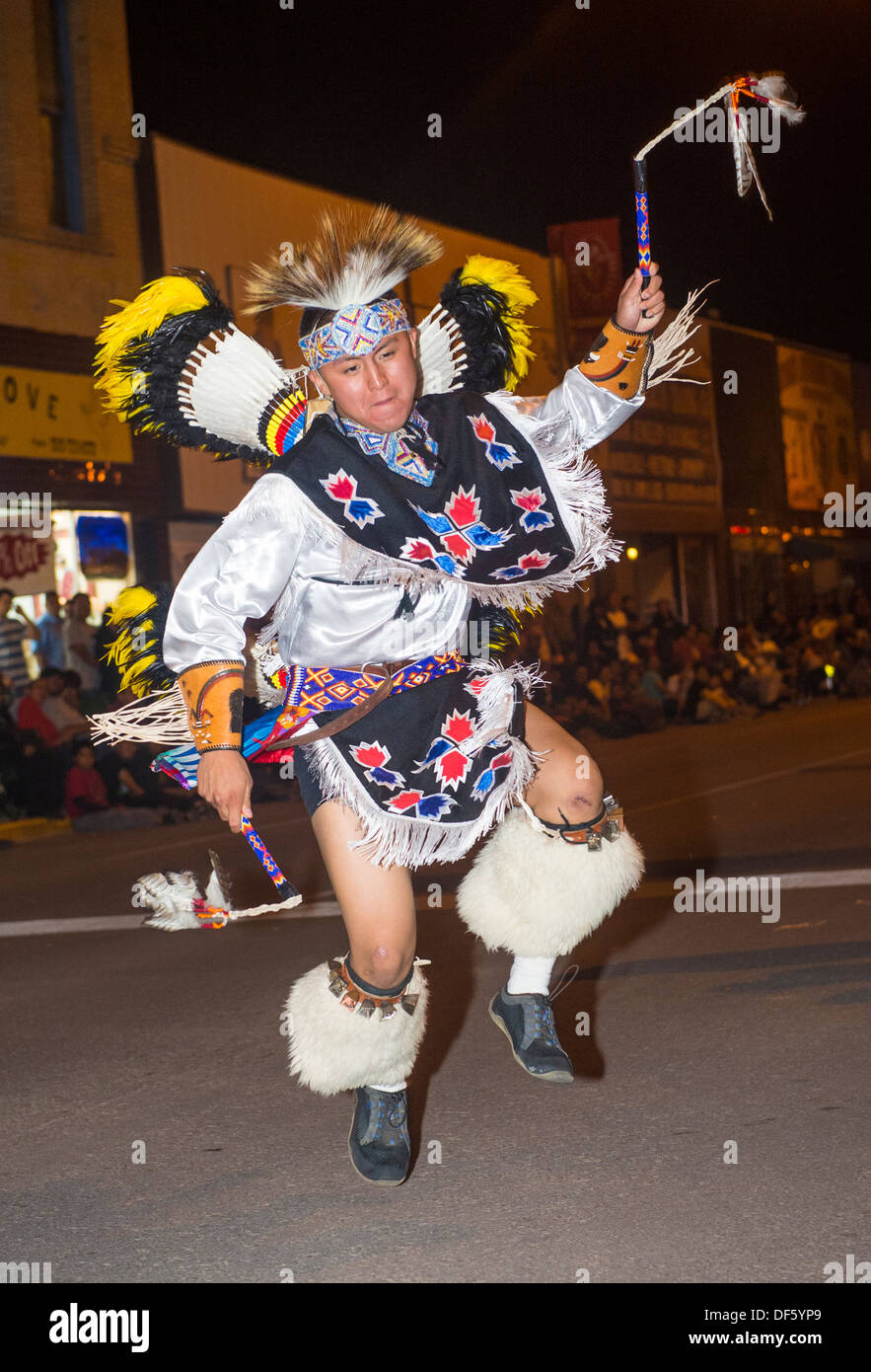 Nativa Americana con costume tradizionale partecipa all'annuale Inter-tribal cerimoniale Night parade Foto Stock