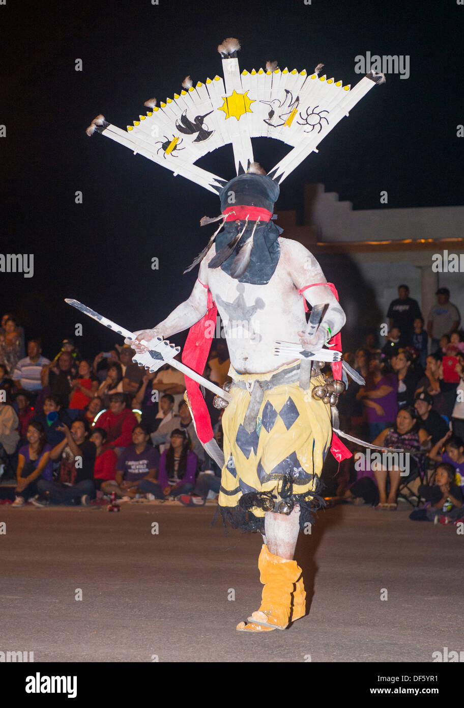 Nativa Americana con costume tradizionale partecipa all'annuale Inter-tribal cerimoniale Night parade Foto Stock