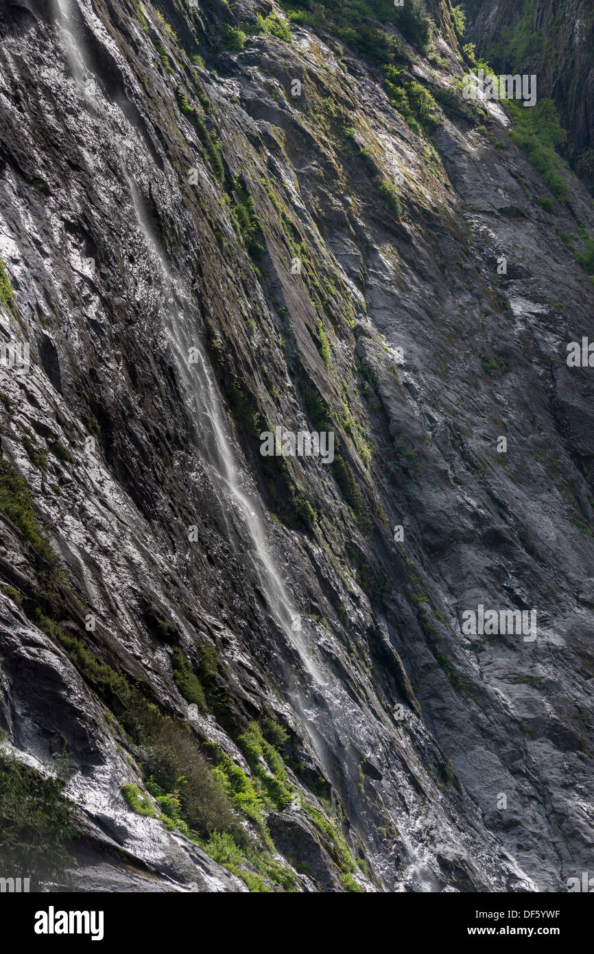 La molla di run-off giù le scogliere di cozza Cove, mid-coast British Columbia Foto Stock