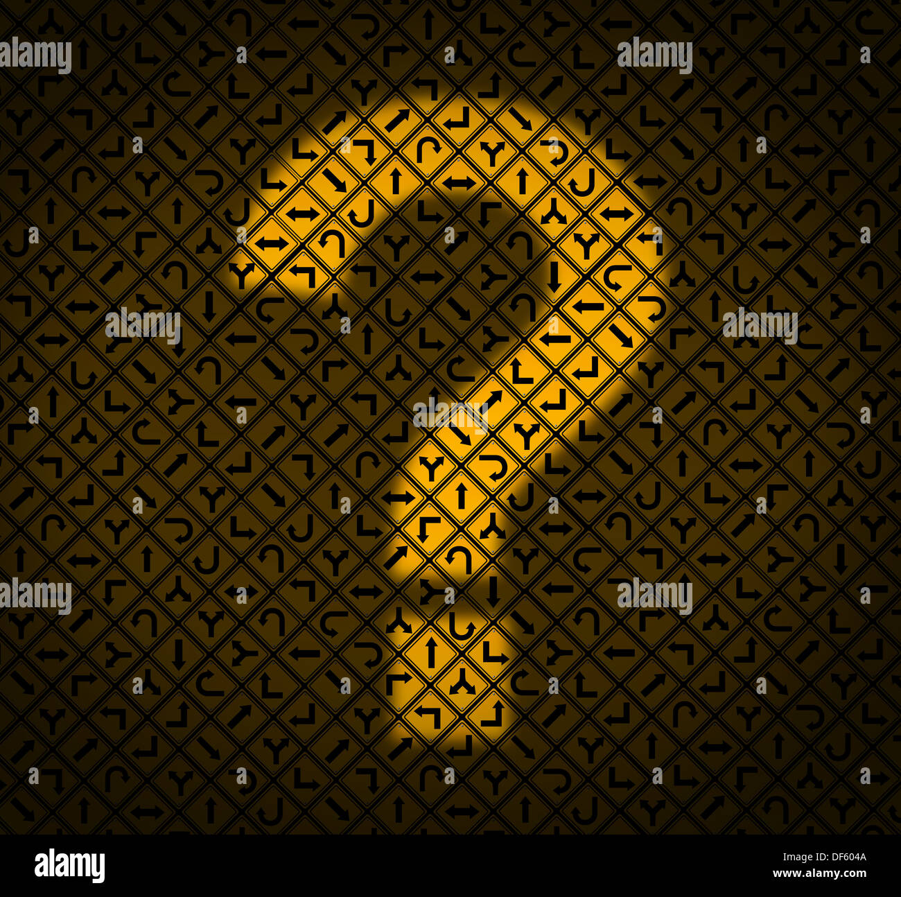 Domande di orientamento il concetto di business come un gruppo di giallo segni di traffico con le frecce che puntano in direzioni differenti e la luce sagomata come un punto interrogativo illuminando la segnaletica come un simbolo di confusione decisioni. Foto Stock