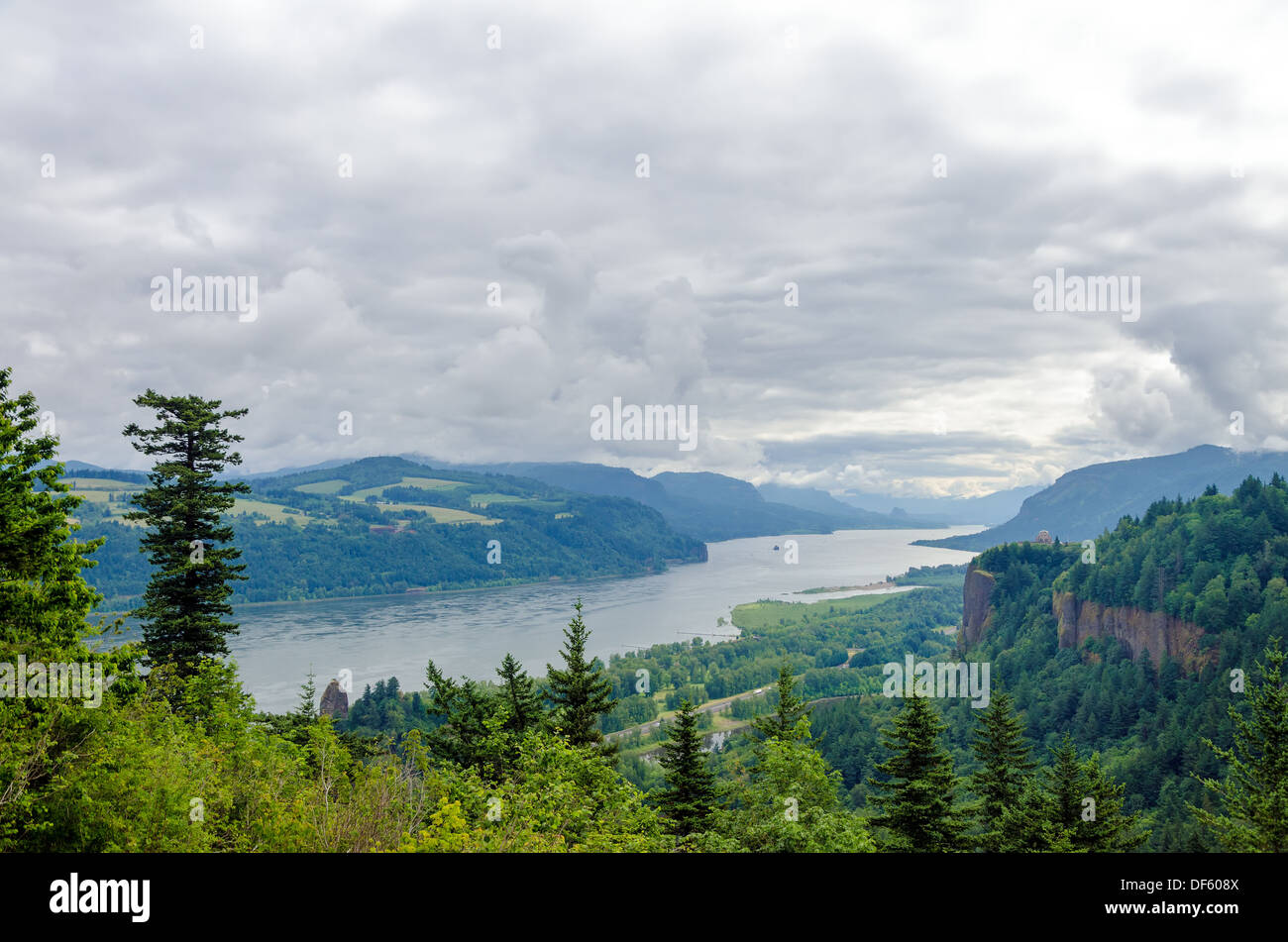 Giorno nuvoloso in Columbia River Gorge in Oregon Foto Stock
