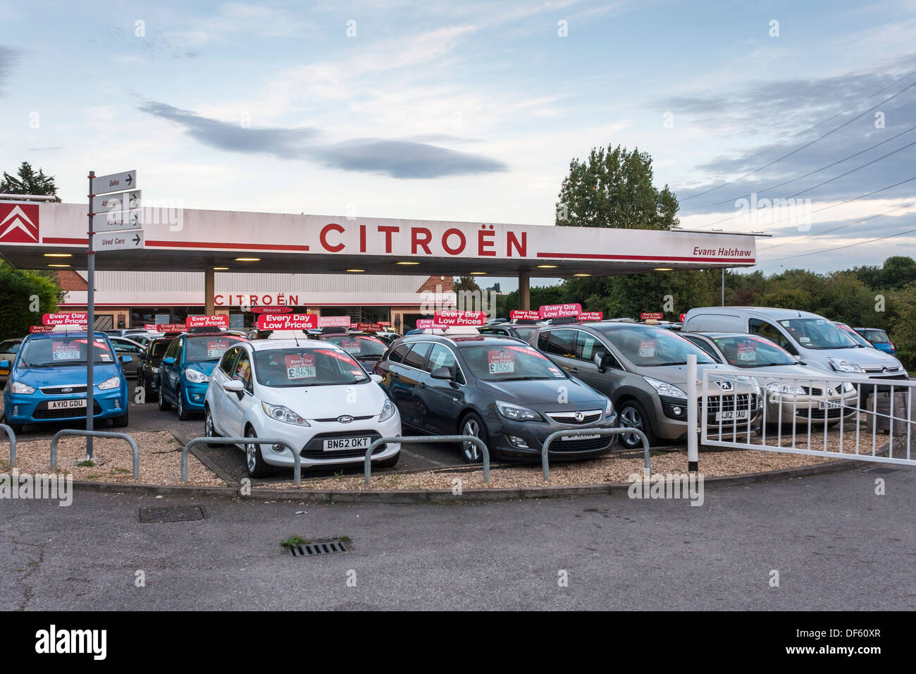 Automobili usate in vendita in un parcheggio presso un'azienda di rivenditori di automobili Foto Stock