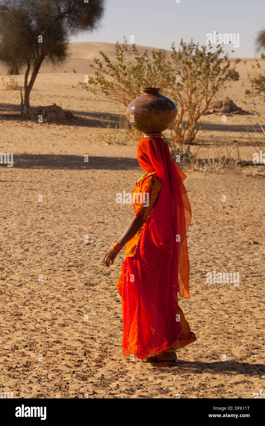 India Rajasthan, deserto di Thar, donna Indiana che trasportano tradizionale pentola di acqua Foto Stock