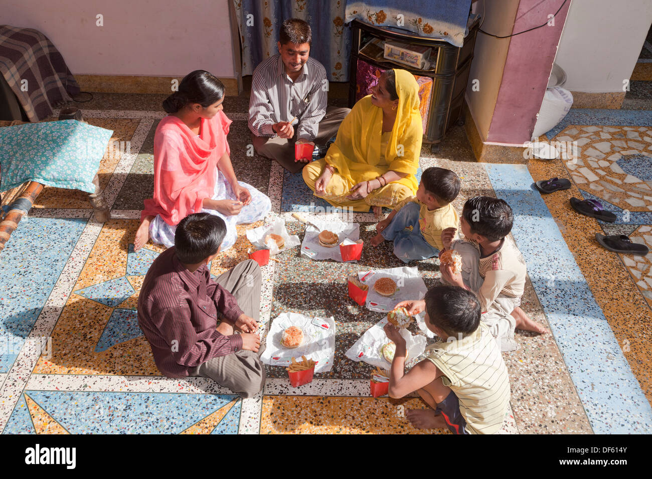 India, Uttar Pradesh, Agra madre e padre con cinque bambini mangiare stile western fast food Foto Stock