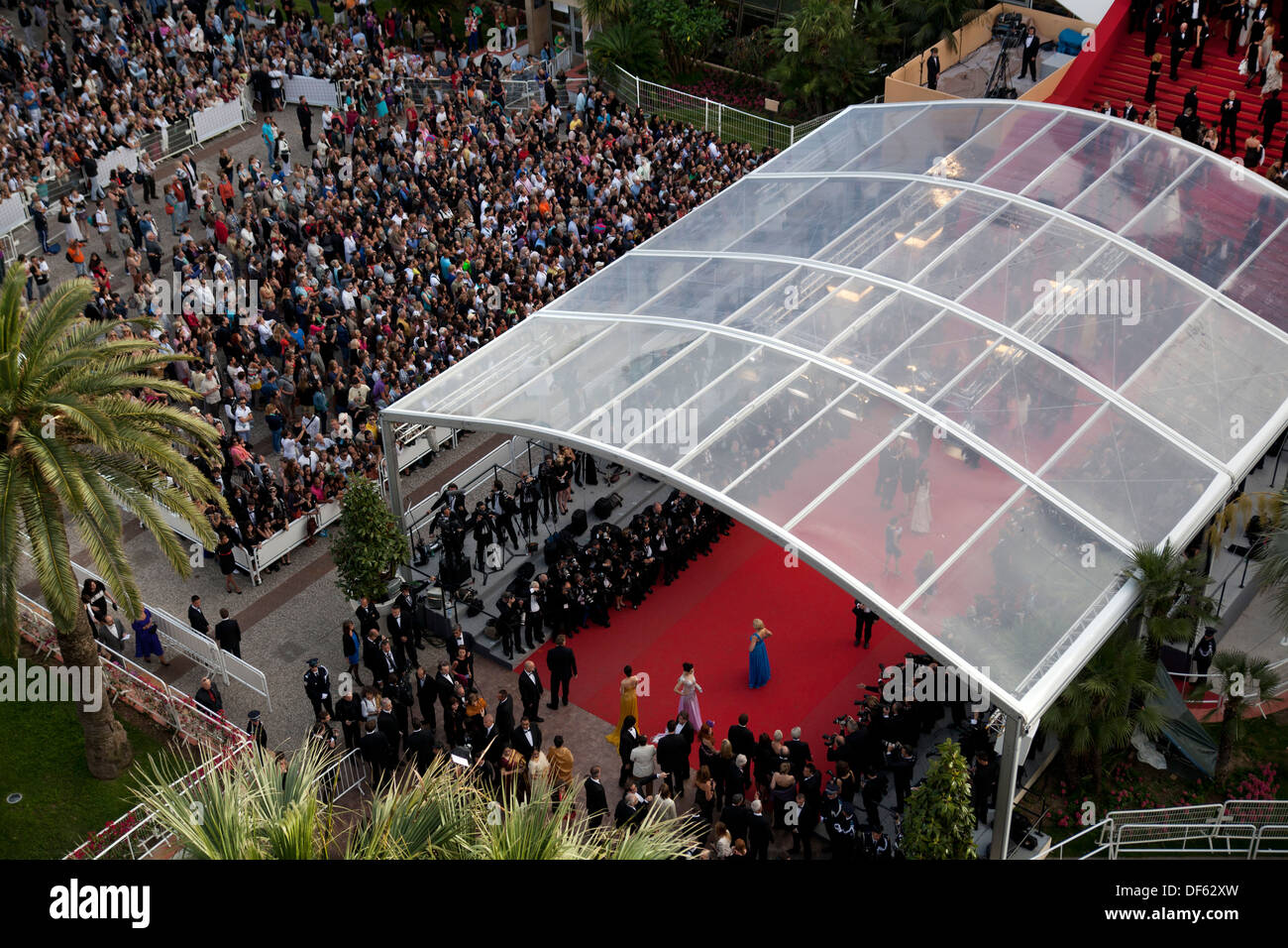 Una folla immensa orologi celebrità a piedi giù il tappeto rosso al Festival del Cinema di Cannes Foto Stock