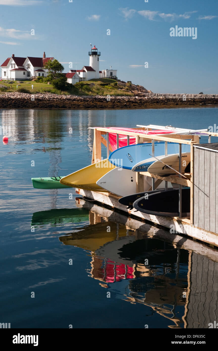 Il punto orientale faro, con kayak in primo piano, Gloucester, Massachusetts Foto Stock