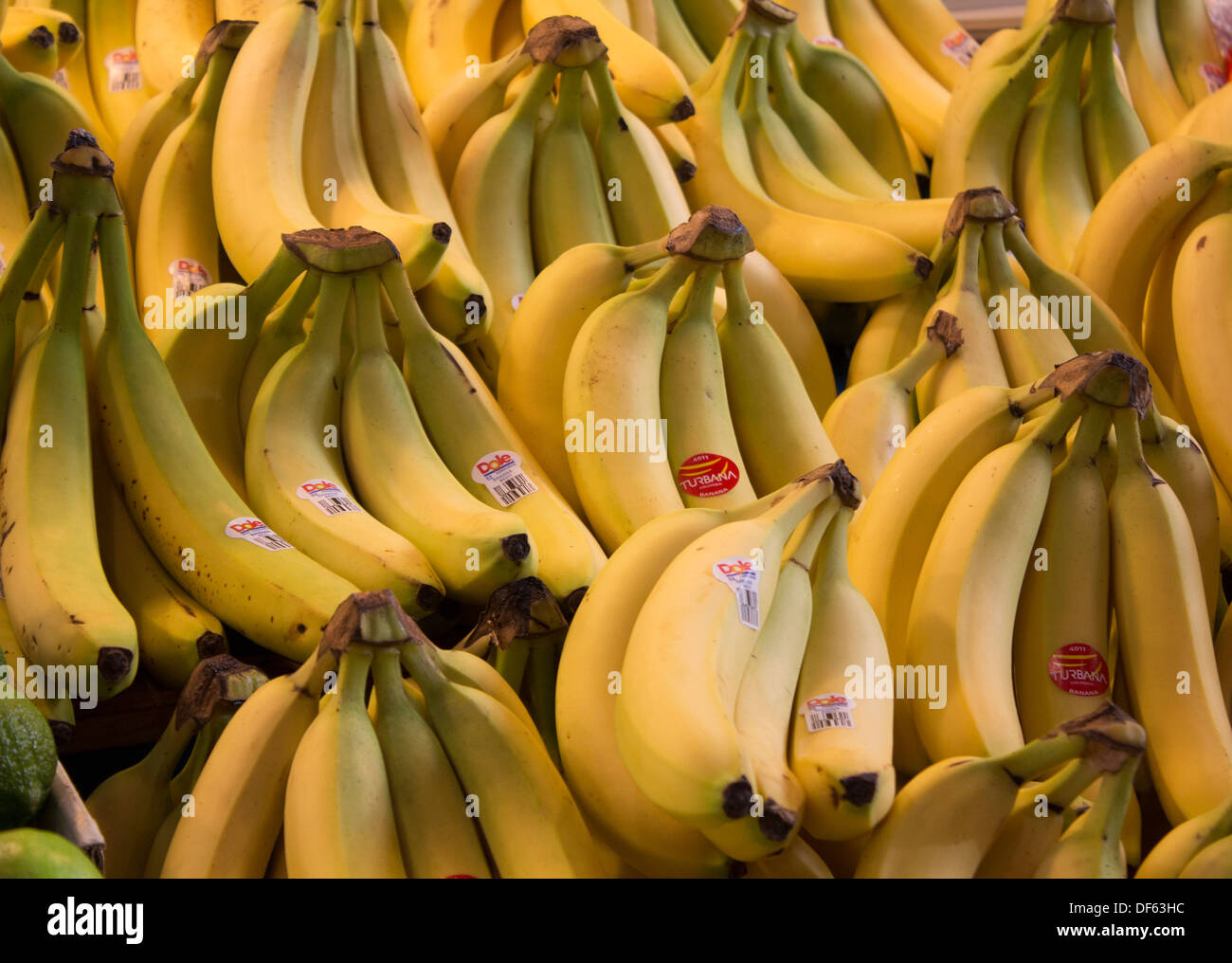 Banane visualizzati ordinatamente in frutta stand al mercato di San Lorenzo. Foto Stock