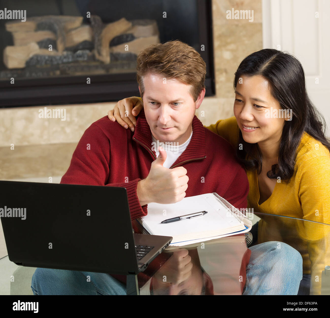 Foto di chiudere coppia matura guardando informazioni, uomo dando Thumbs up, sullo schermo del computer togethe Foto Stock