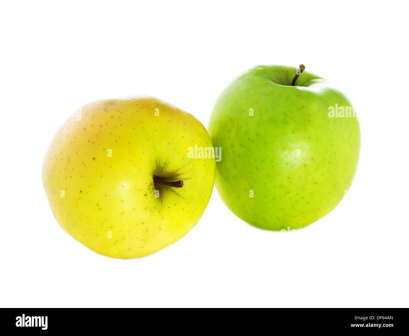 Due giallo fresche mele verdi isolati su sfondo bianco Foto Stock