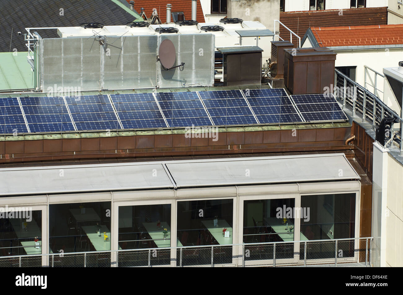 Pannelli solari installazione sul tetto di un edificio nel centro di vienna  vienna austria europa Foto stock - Alamy