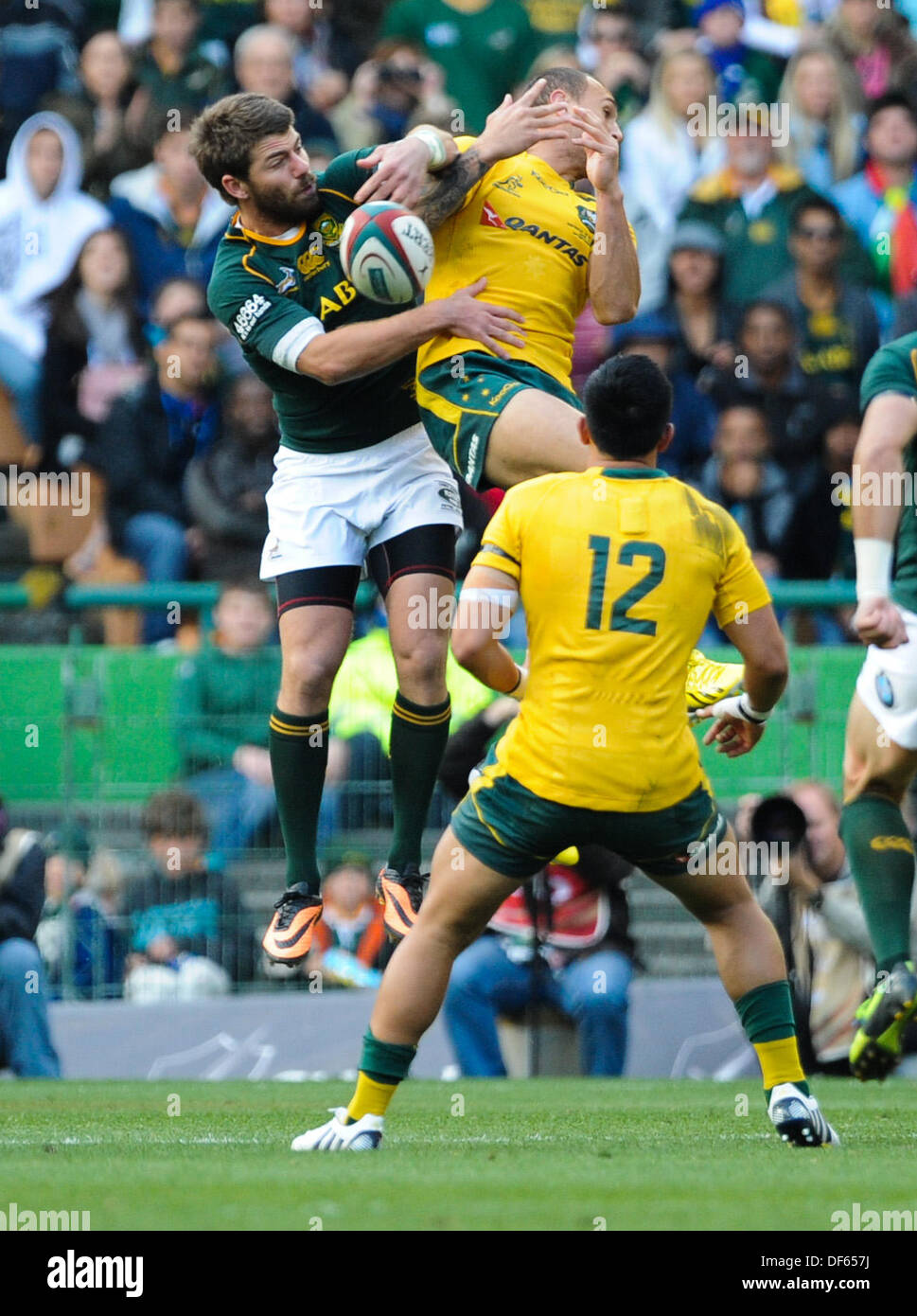 Cape Town, Sud Africa. 28 Sett 2013. , Willie le Roux del Sud Africa e Quade Cooper di Australia bagarre per la palla durante il castello Lager campionato di rugby test match tra il Sud Africa (Sprinkboks) e l'Australia (Wallaby) a DHL Newlands a Cape Town. Foto di Roger Sedres/ ImageSA Foto Stock