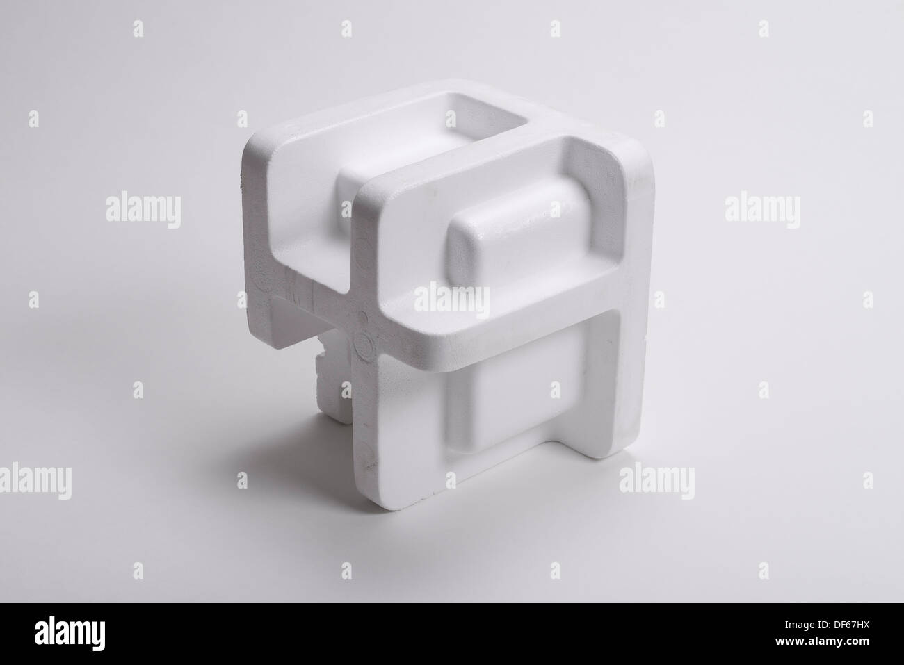Pezzo di polistirene bianco sagomato come un pezzo di materiale di imballaggio Foto Stock