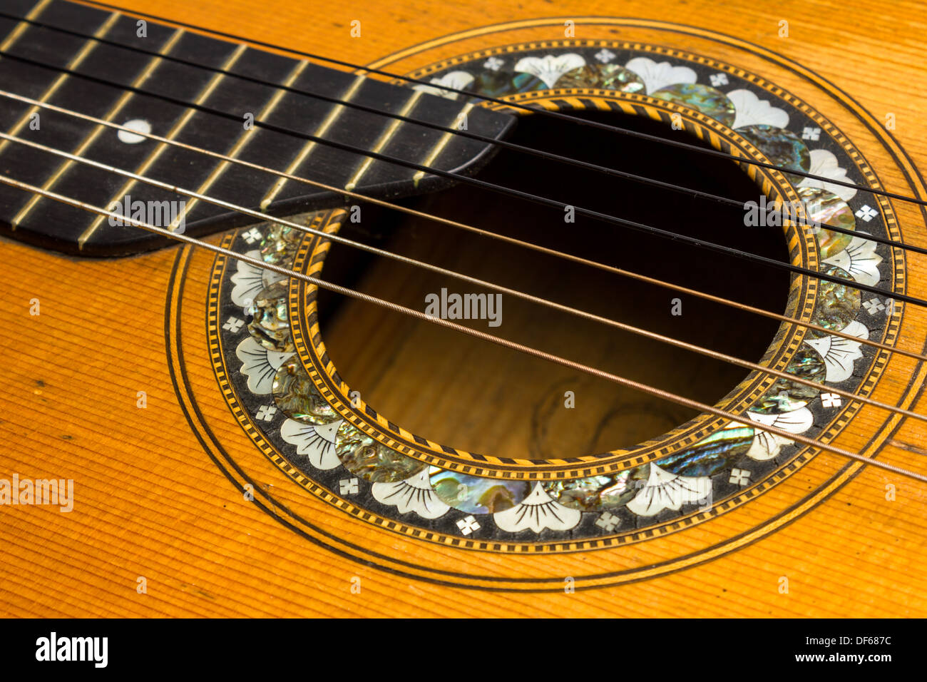 Vicino sul foro di emissione del suono di un bel vecchio chitarra classica  con intarsi di madreperla Foto stock - Alamy