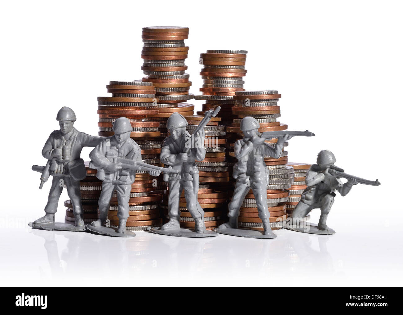 Giocattolo di plastica soldati per difendere un mucchio di denaro Foto Stock