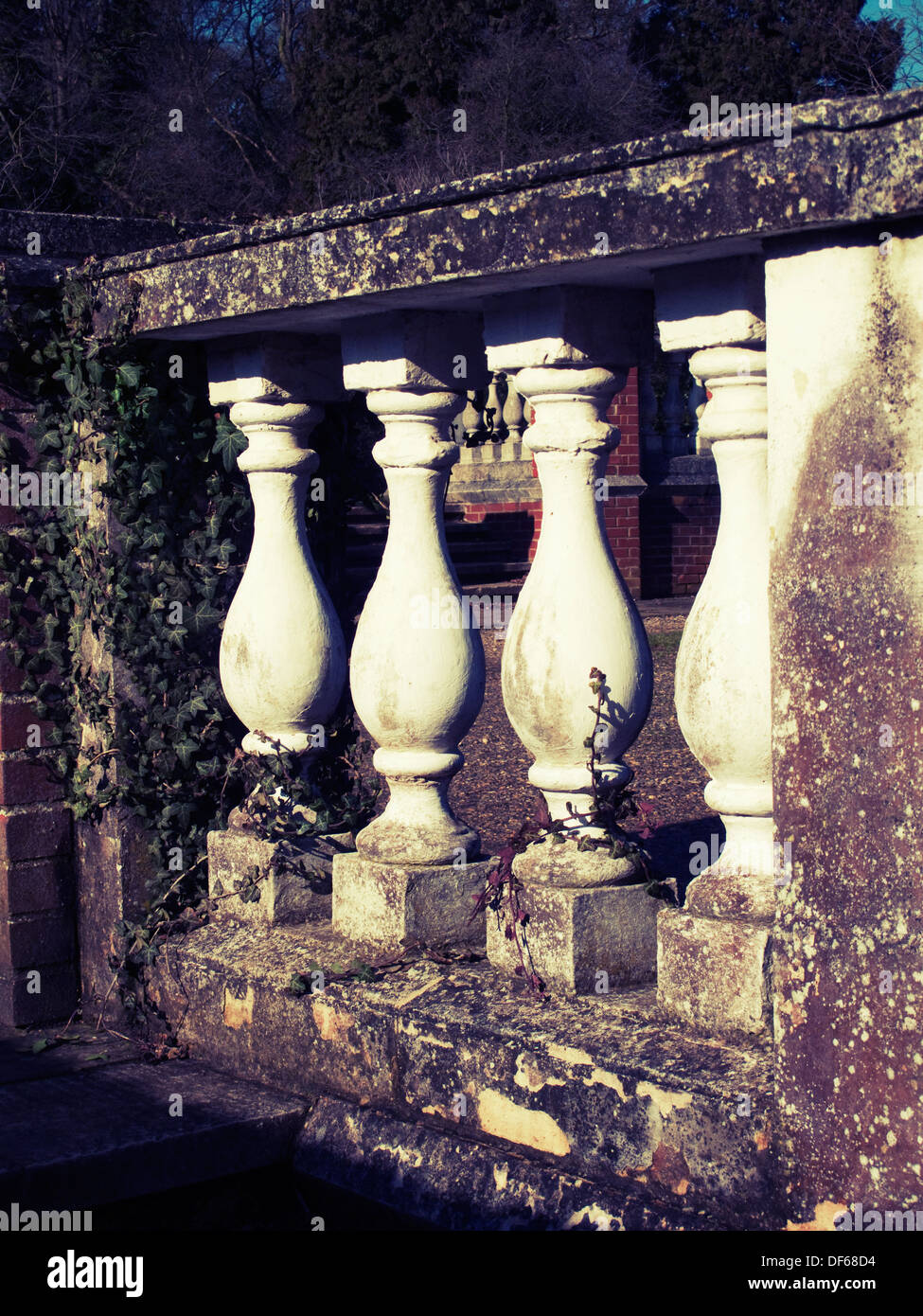 Balaustra in pietra nel giardino ornamentale Foto Stock