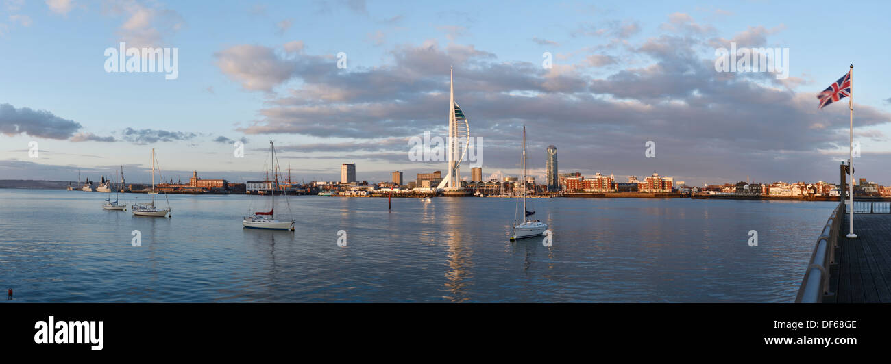 Serata skyline panoramico di Portsmouth city centre Foto Stock