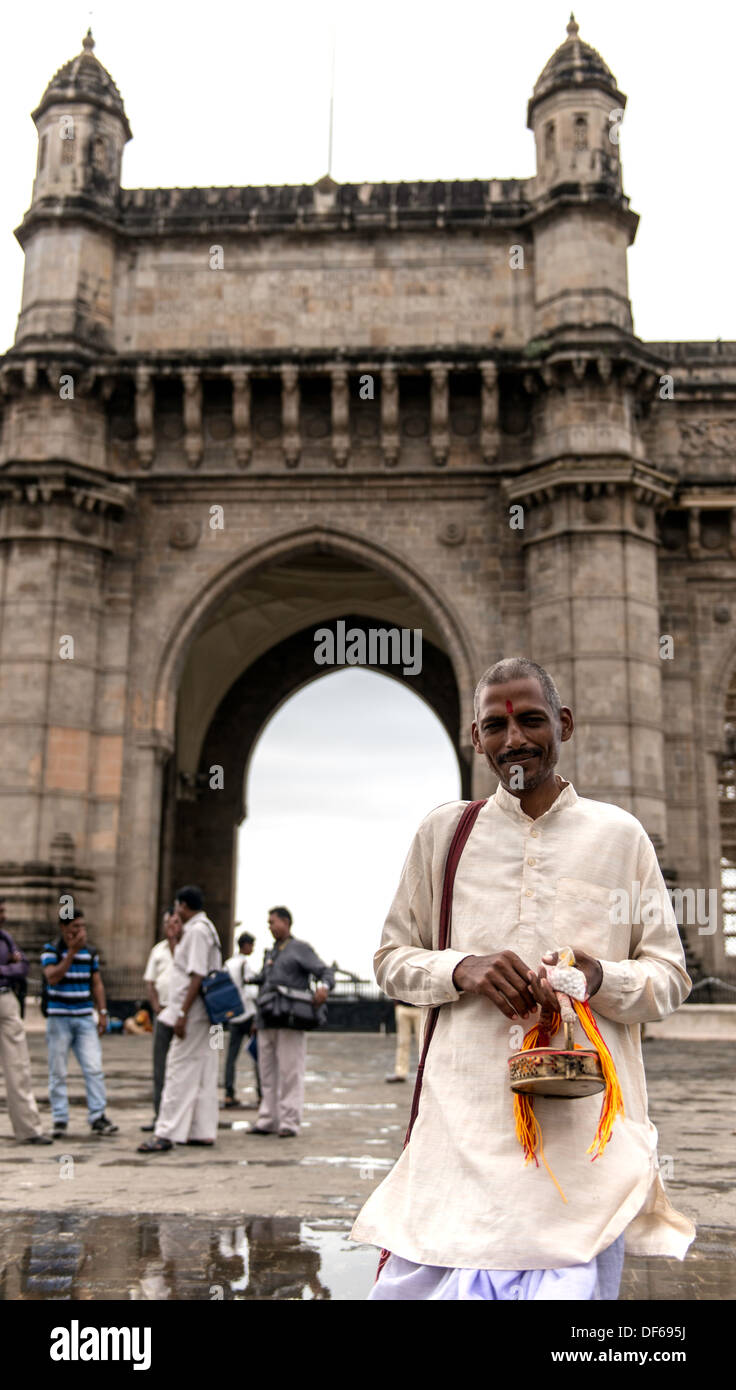 L'uomo ritratto dal Gateway of India Mumbai (ex Bombay) India Foto Stock