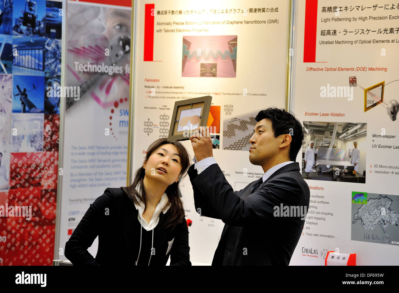 I colleghi di esaminare una visione maschera demonstrator al Nanotech Giappone fiera a Tokyo Foto Stock