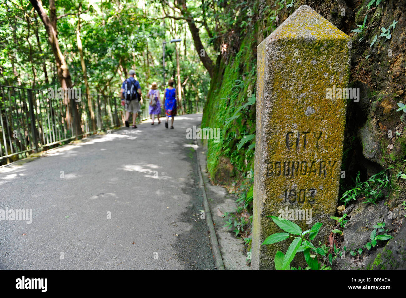 Colonna di pietra che mostra la Hong Kong fino al confine della città. Foto Stock
