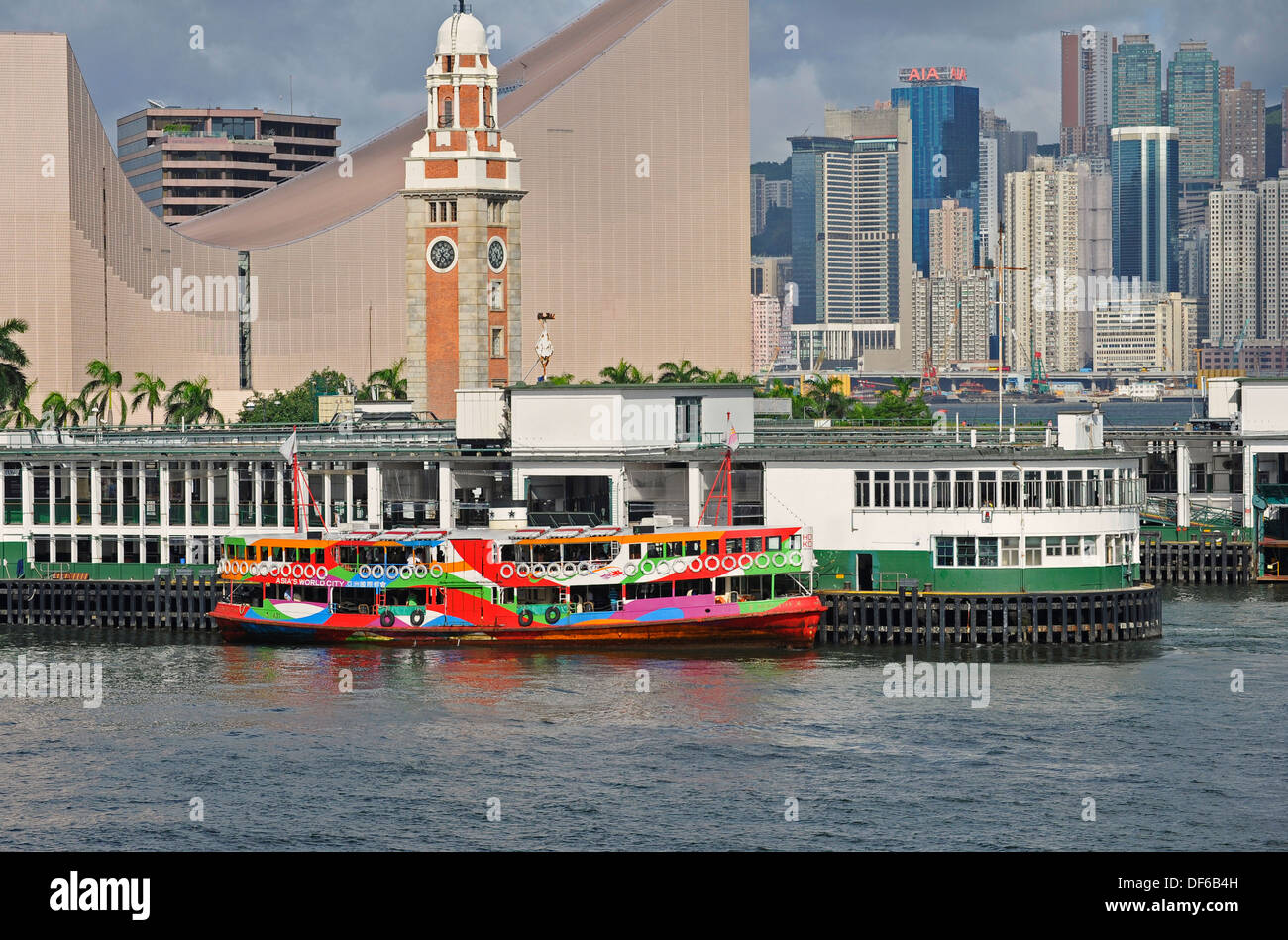 Traghetti per il trasporto di passeggeri tra l'Isola di Hong Kong e la Penisola di Kowloon nella baia di Victoria. Foto Stock
