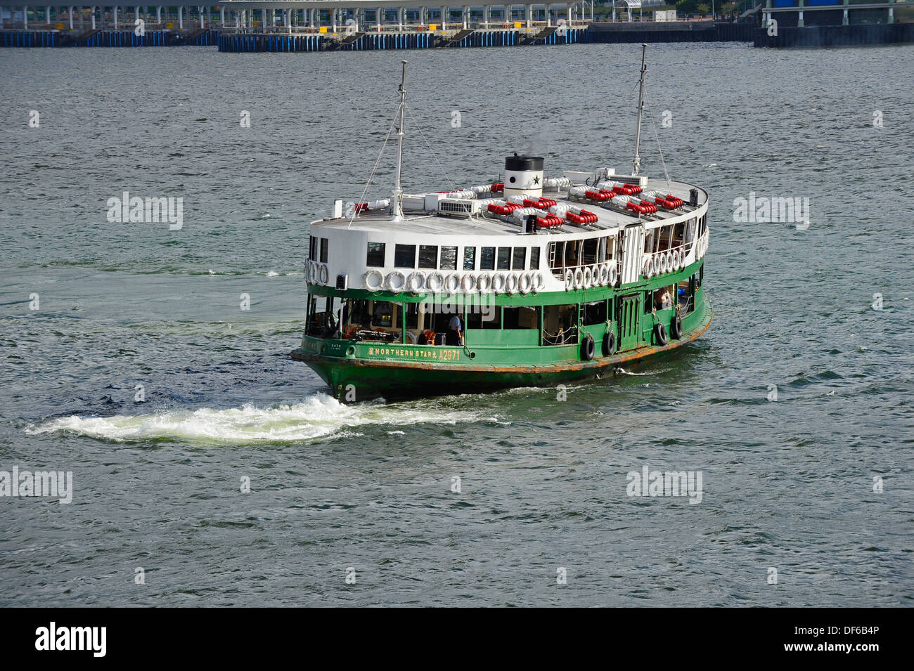 Traghetti per il trasporto di passeggeri tra l'Isola di Hong Kong e la Penisola di Kowloon nella baia di Victoria. Foto Stock