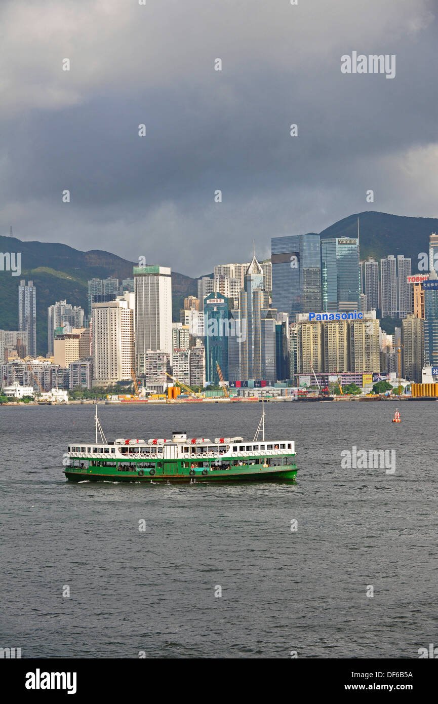 Traghetti per il trasporto di passeggeri tra l'Isola di Hong Kong e la Penisola di Kowloon nella baia di Victoria. Foto Stock