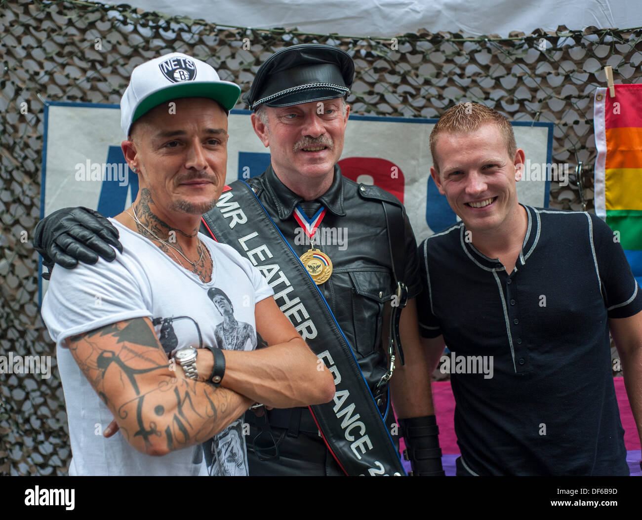 Parigi, Francia, HIV Rapid Test Week, 'Flash Test', HIV/AIDS, AIUTI dell'organizzazione francese per l'AIDS, Ritratto di squadra con Hugues Fischer, Leather France (Act Up-Paris) Foto Stock