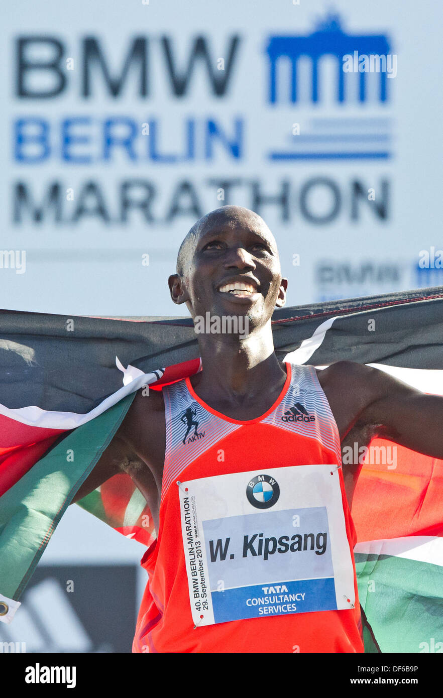 Berlino, Germania. Il 29 settembre, 2013. Il vincitore della maratona di Berlino, Wilson Kipsang, celebra l'impostazione di un nuovo record del mondo al quarantesimo la maratona di Berlino a Berlino, Germania, 29 settembre 2013. Il 31 enne keniota è venuto in prima con un inofficial tempo di 2:03,23, di gran lunga al di sotto del precedente periodo migliore. Foto: OLE SPATA/dpa/Alamy Live News Credito: dpa picture alliance/Alamy Live News Foto Stock