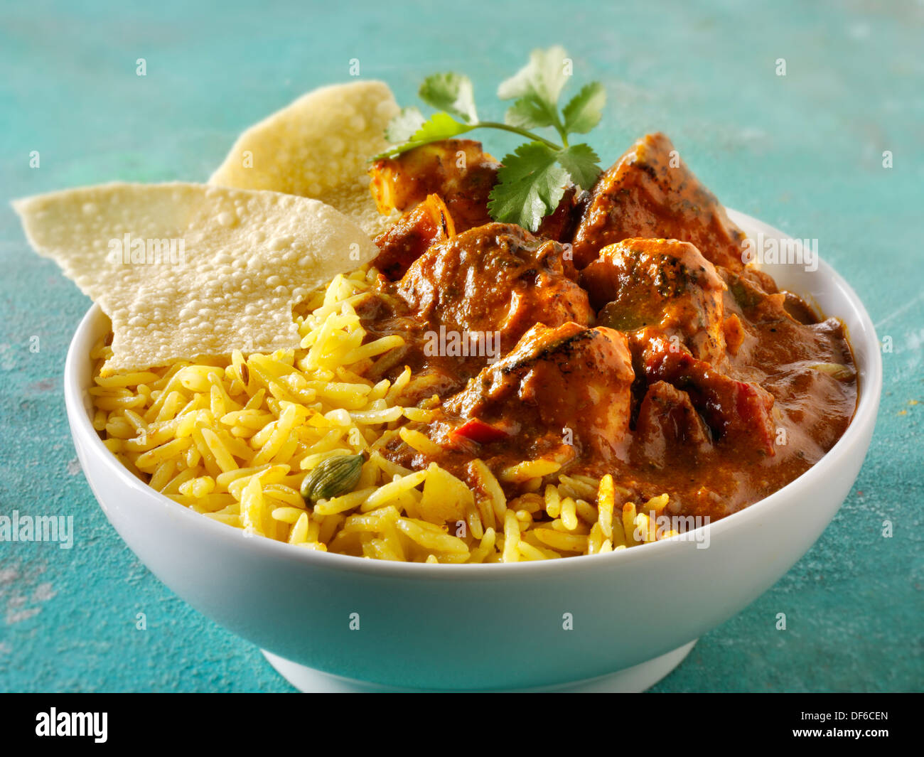 Pollo Jalfrezi, riso pilaf & popodoms. Tradizionale Indiano curry. Foto Stock