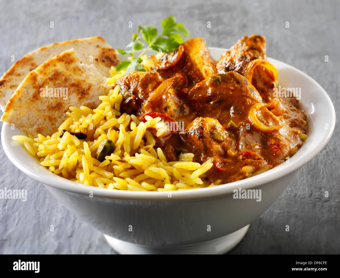 Madras di pollo, riso pilaf & chipati. Tradizionale curry indiano Foto Stock