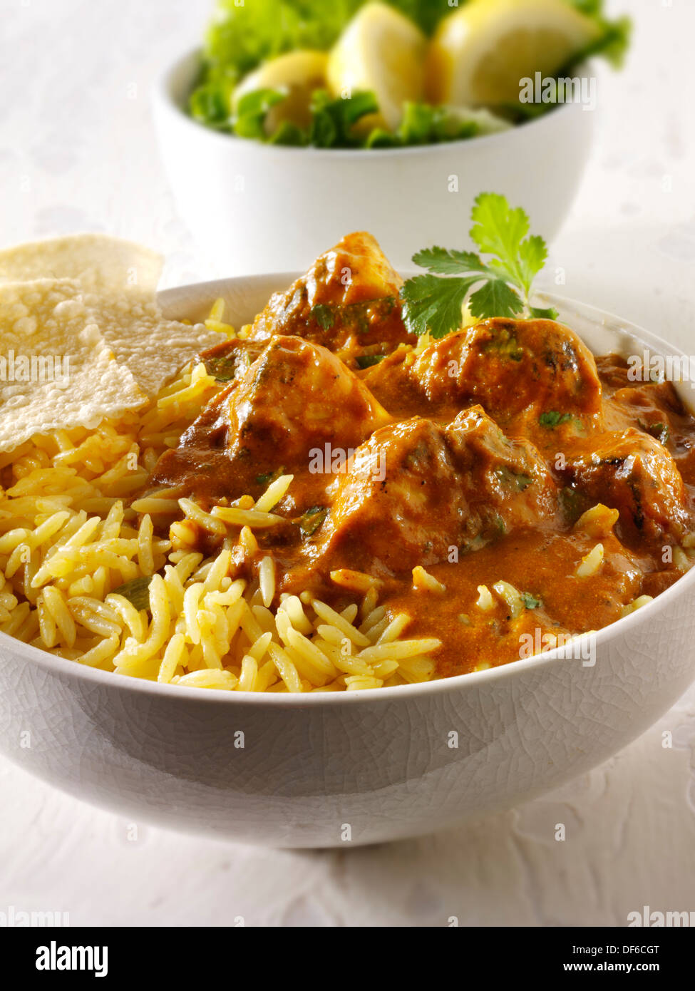 Pollo, Makhani riso pilaf & popodoms. Bangledesh curry tradizionale Foto Stock