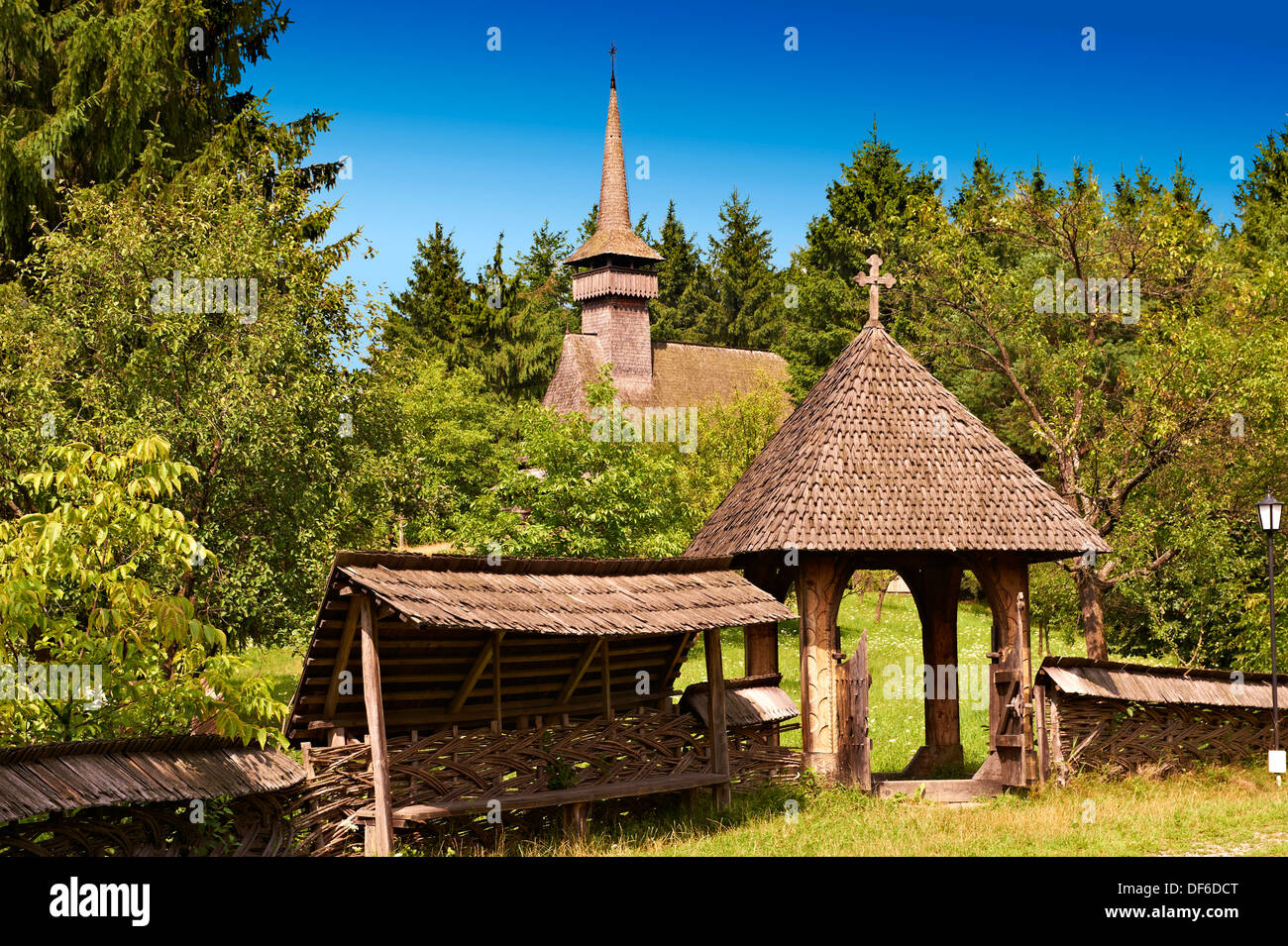 Chiesa di legno della Chiesa Ortodossa Cuvioasa Paraschiva , Poienile Izei, Maramures, Romania. UNESCO - Sito Patrimonio dell'umanità. Foto Stock