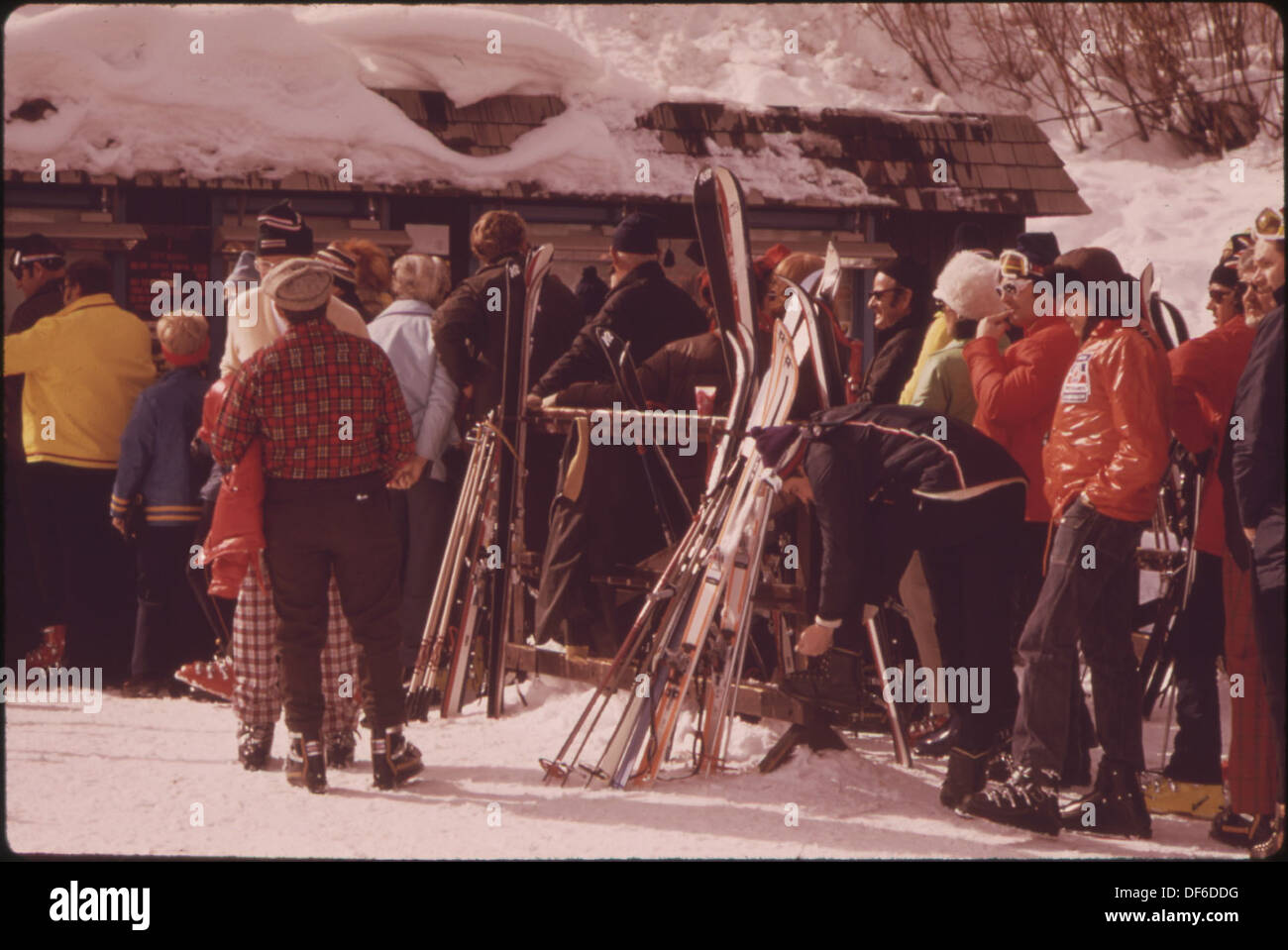 La linea di acquistare ski lift biglietti. In un giorno di intensa attività di acquisto può durare un'ora 554238 Foto Stock