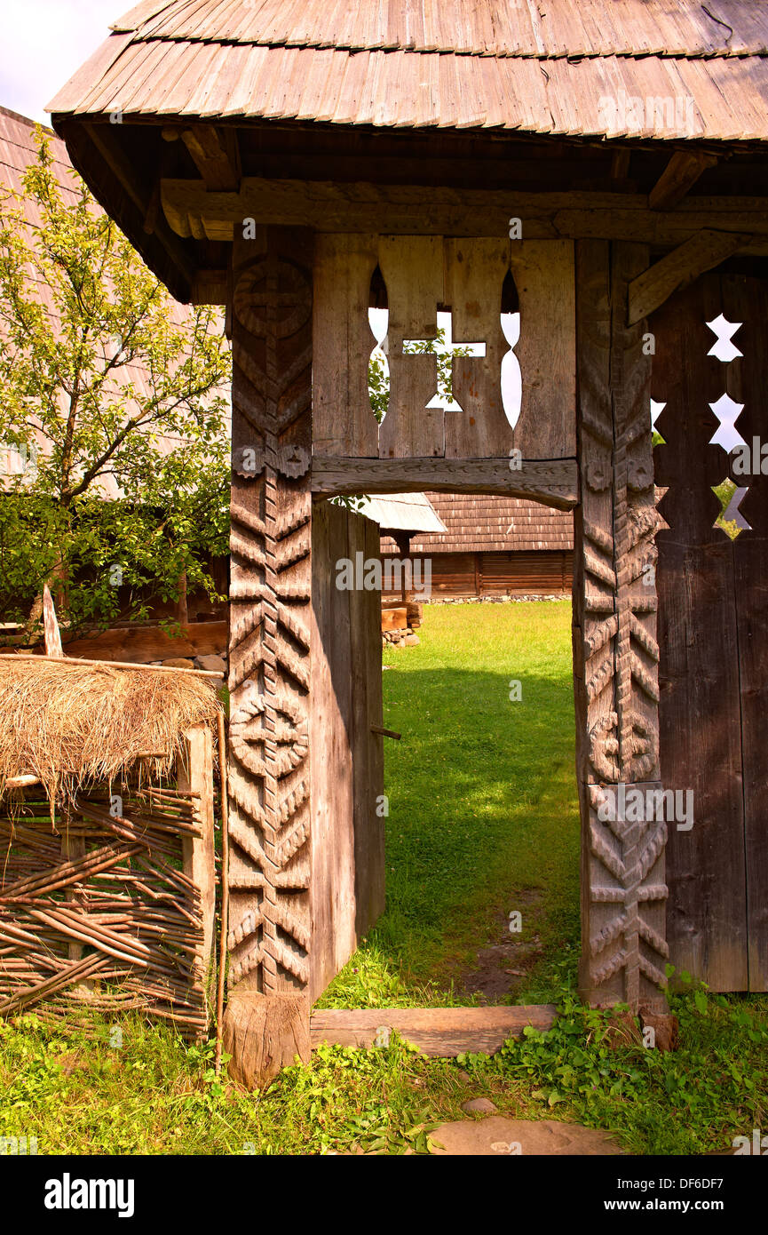 Xix secolo tradizionale casa di campagna & gate del Iza Valley, il museo del villaggio vicino Sighlet, Maramures, nel nord della Transilvania Foto Stock