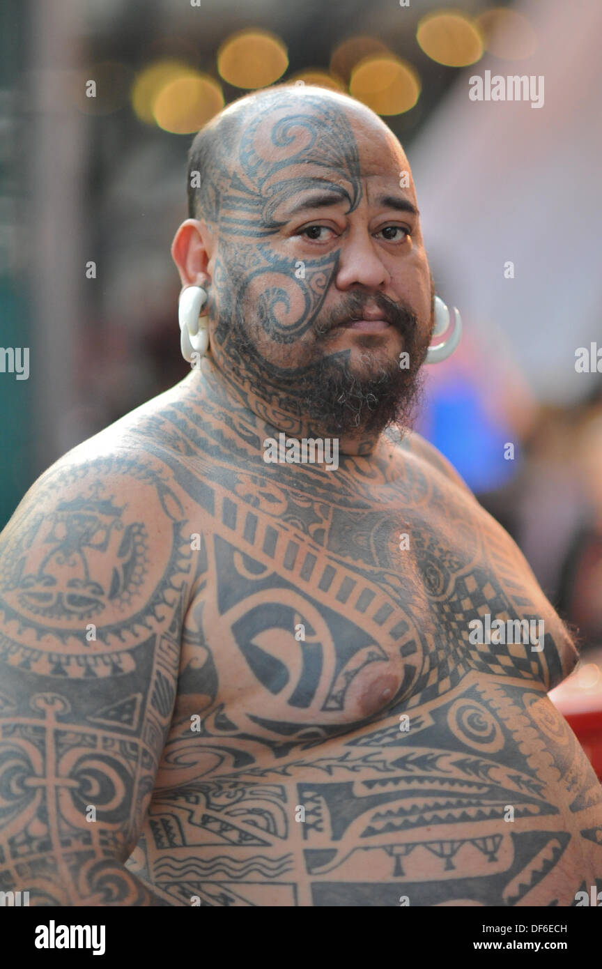 Londra, Regno Unito. 28 Sett 2013. Un grande uomo con estese di tatuaggi in  Maori tribal style e curling osso i tappi per le orecchie al 9°  International London Tattoo Convention. ©