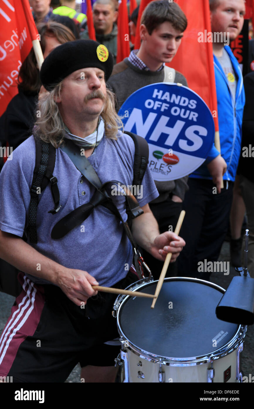 Manchester, Regno Unito. 29 Sett 2013. La folla protesta presso il governo taglia in Manchester. Credito: Steven Purcell/Alamy Live News Foto Stock