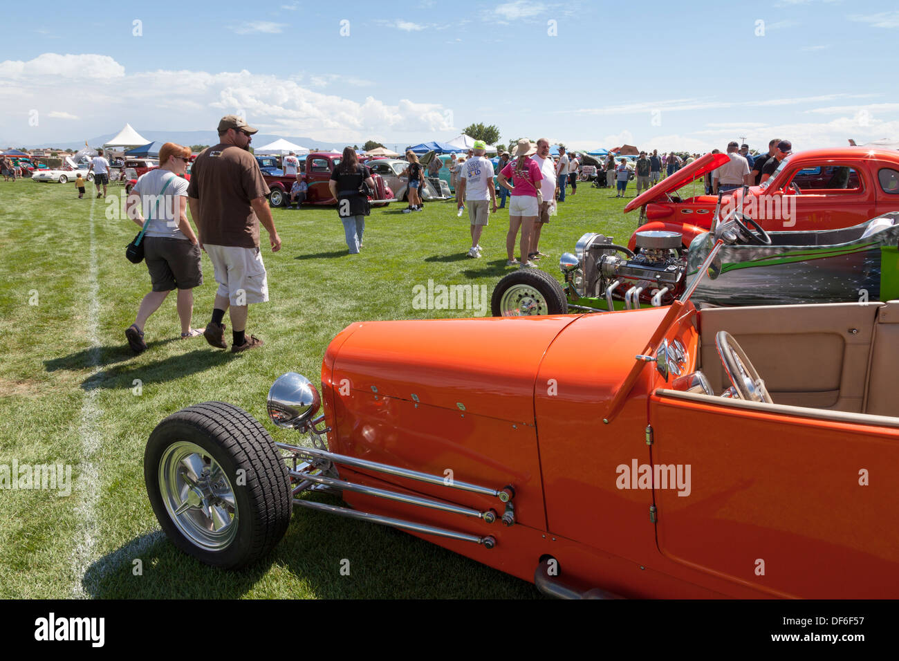 Gli spettatori in occasione di una Classic Car show vicino a Grand Junction, Colorado guardando personalizzati e collezionisti di automobili. Stati Uniti d'America Foto Stock